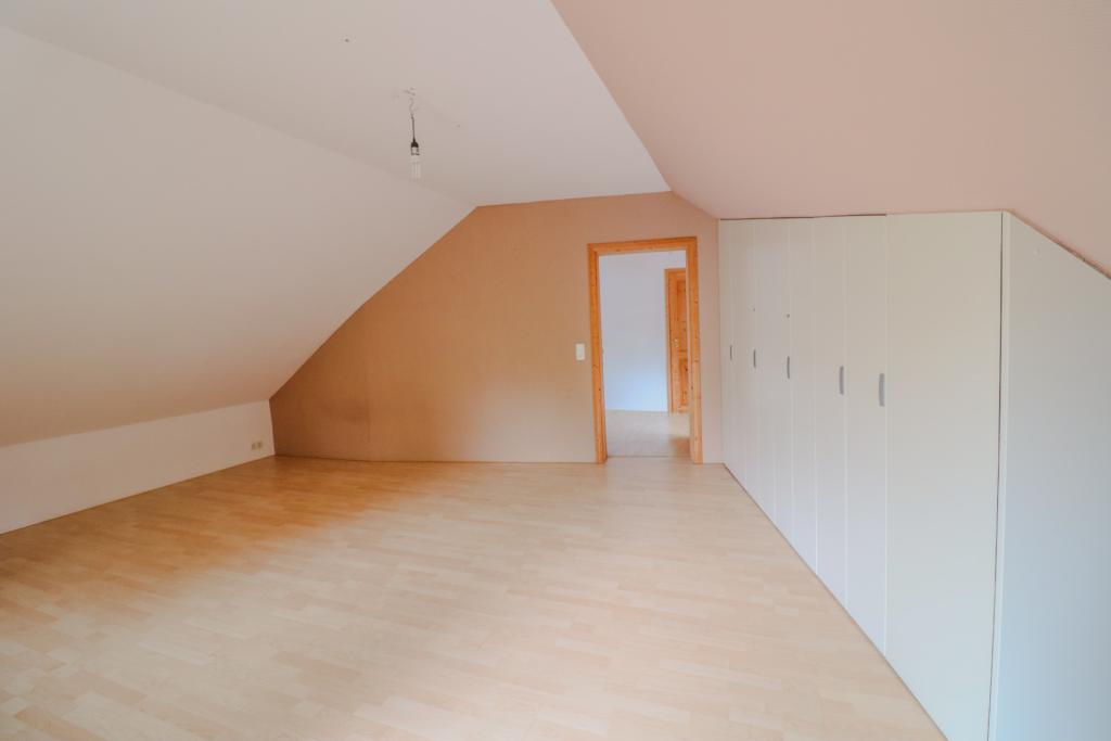 Elternschlafzimmer im Dachgeschoss mit direktem Zugang zur Dachterrasse
