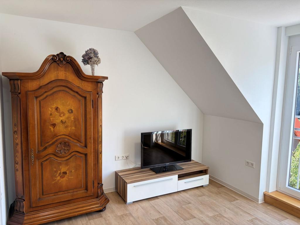 Möblierte Dachgeschoßwohnung im Reisenbacher Grund - Photo 1