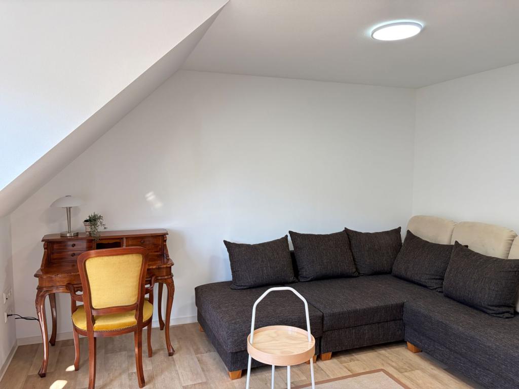 Möblierte Dachgeschoßwohnung im Reisenbacher Grund - Photo 2