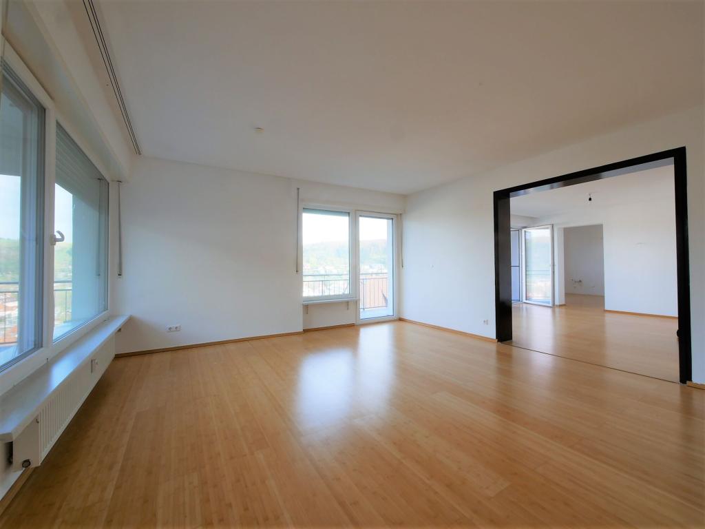 Wohnen mit Aussicht: Stilvolle 3,5-Zimmer-Wohnung über den Dächern von Mosbach - Foto 2