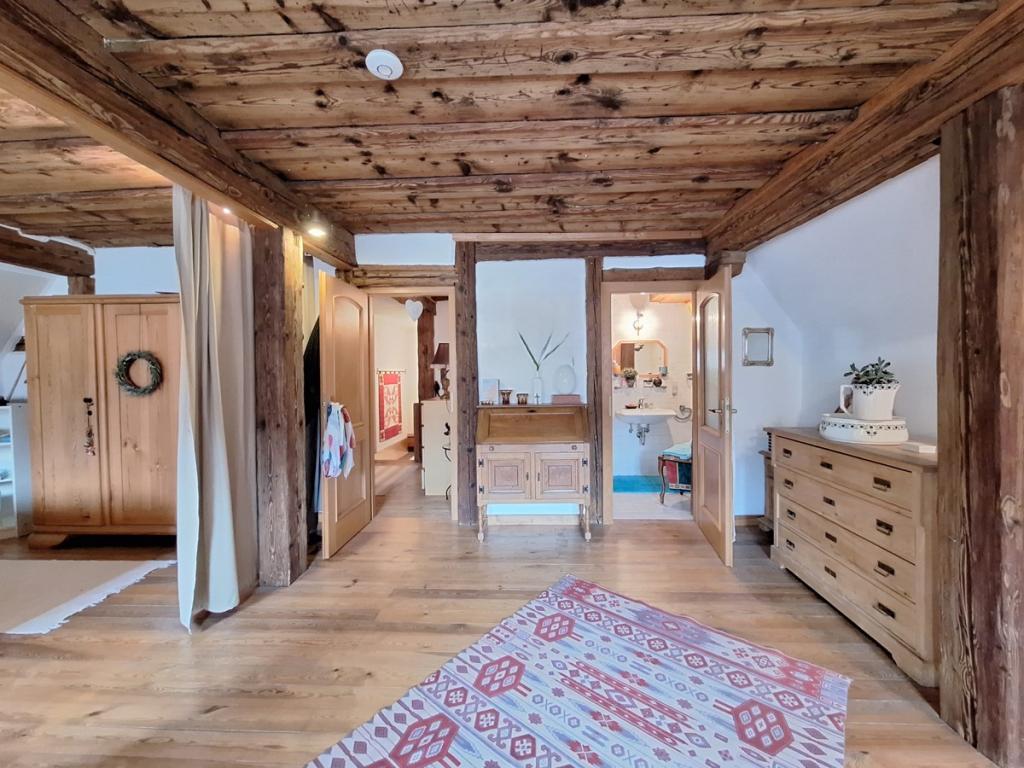 Schlafzimmer mit integriertem Badezimmer 2. OG