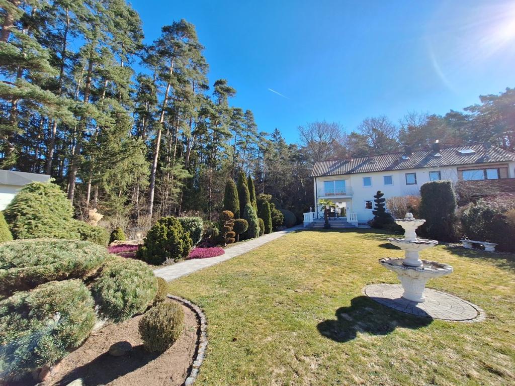 Garten mit Hausansicht