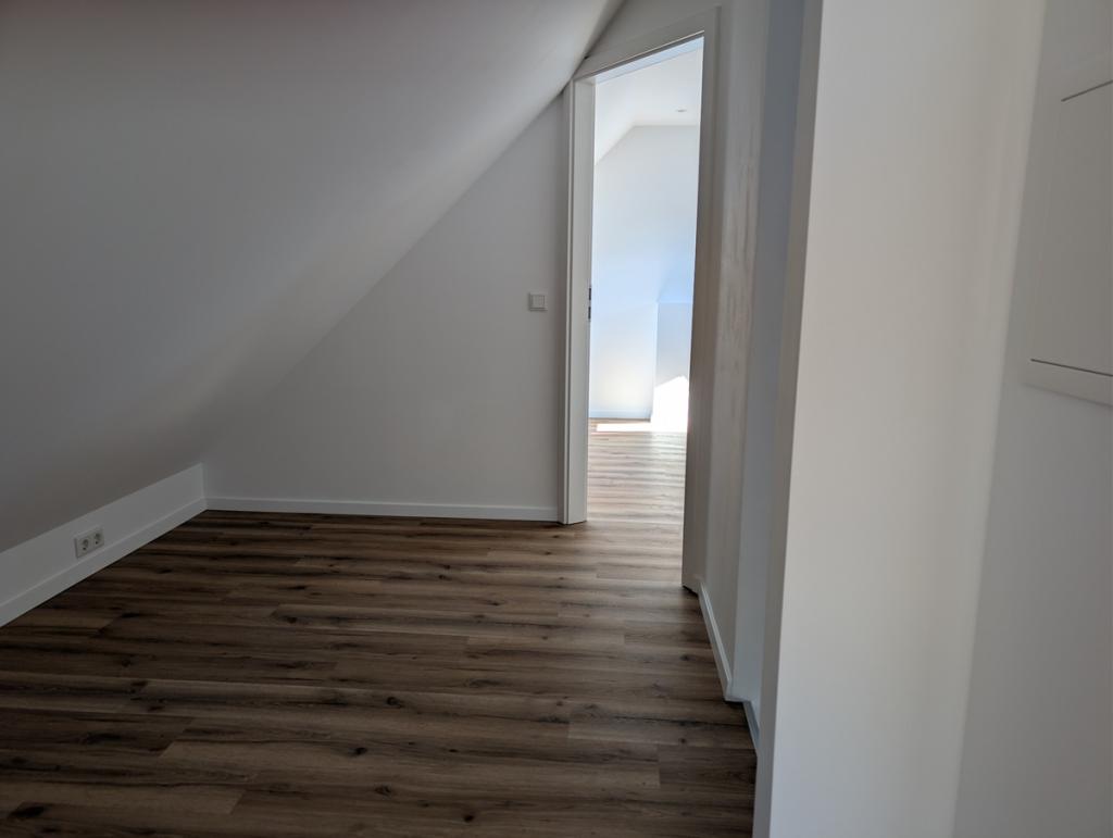 Erstbezug nach Kernsanierung: Helle Maisonette mit 2 Wohnräumen + 2 ausgebauten DG-Räumen - Photo 2