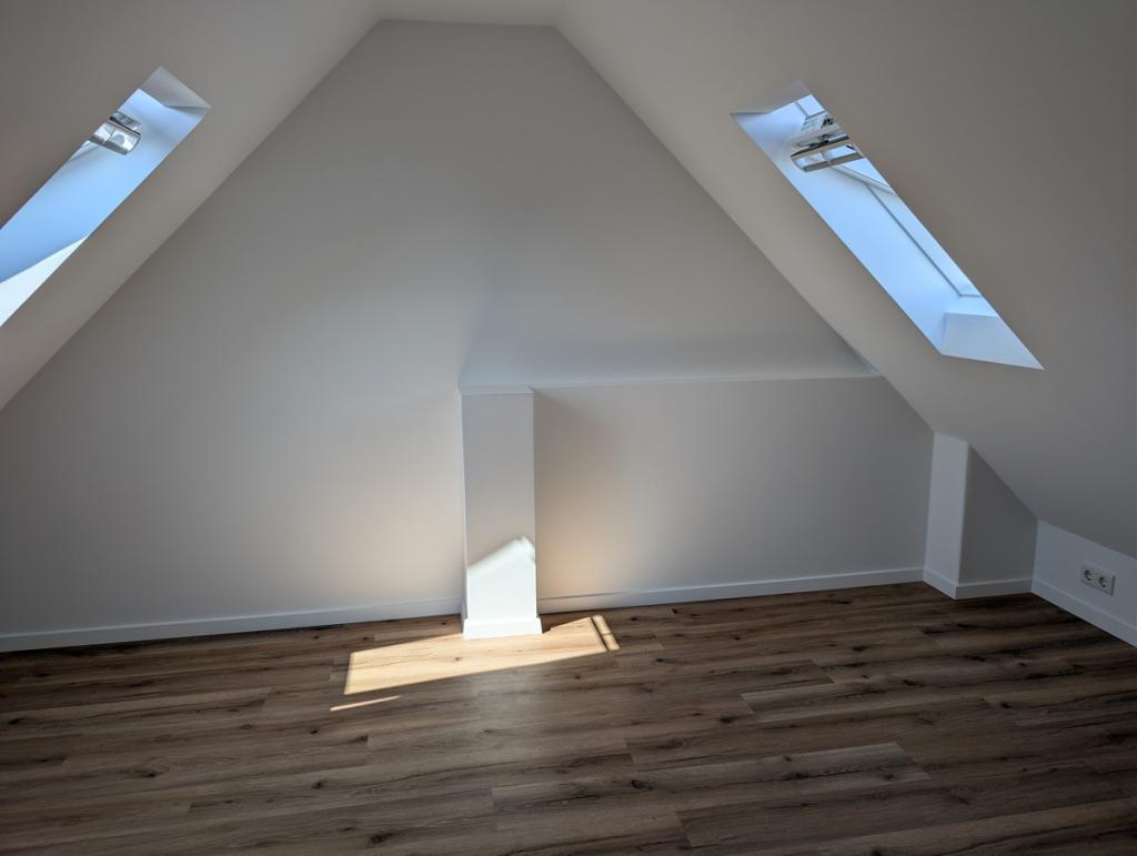 Erstbezug nach Kernsanierung: Helle Maisonette mit 2 Wohnräumen + 2 ausgebauten DG-Räumen - Photo 3