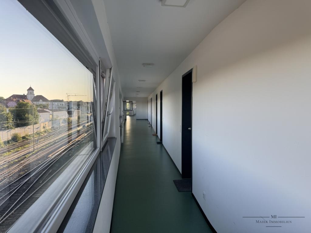 • Langer Flur zu den Apartments • 