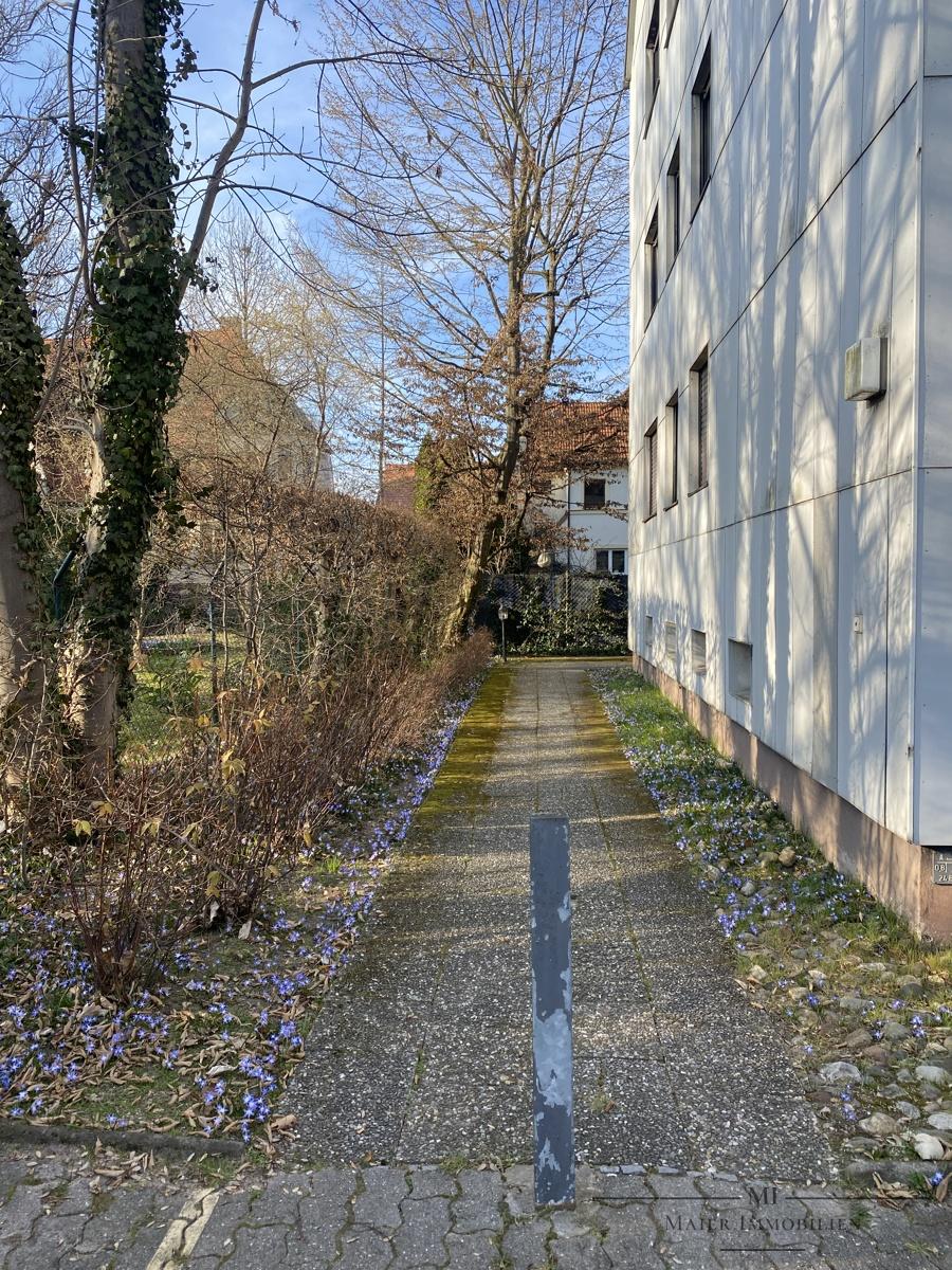 Weg zum Eingang