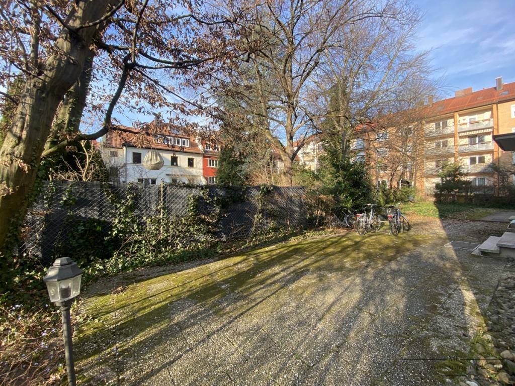 Hinter dem Haus