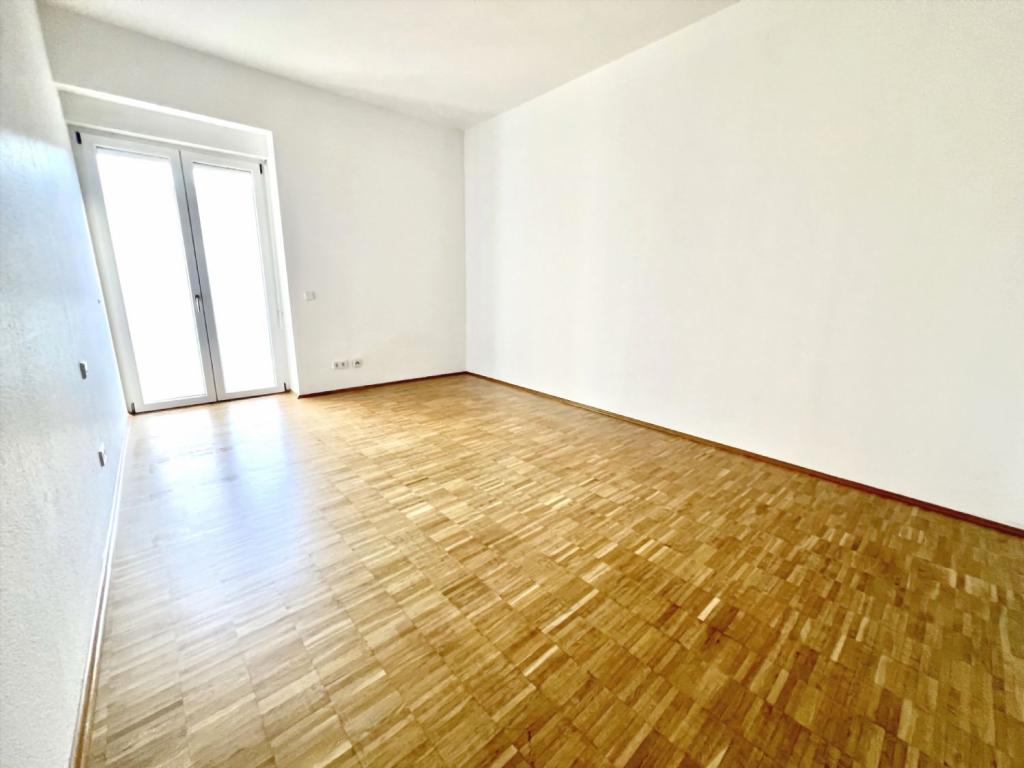 Schlafzimmer mit Zugang zum Balkon