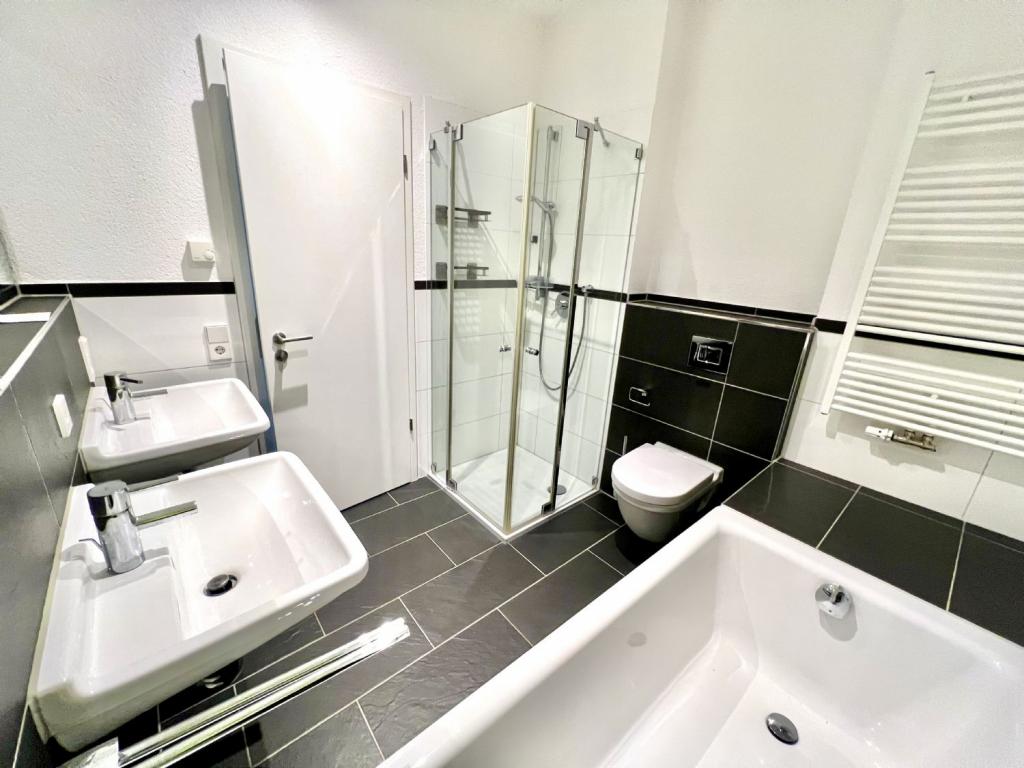 mit Badewanne, Dusche u. WC