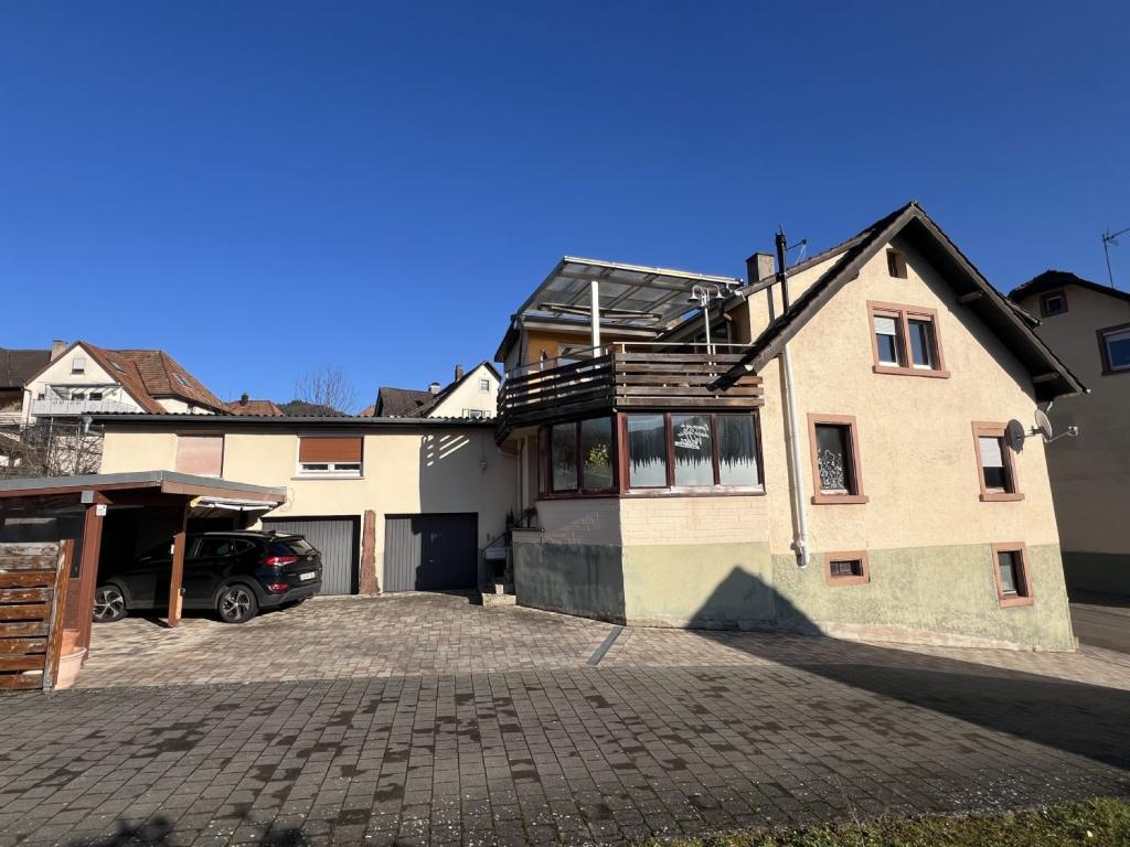 Anbau mit 2 Garagen und Carport