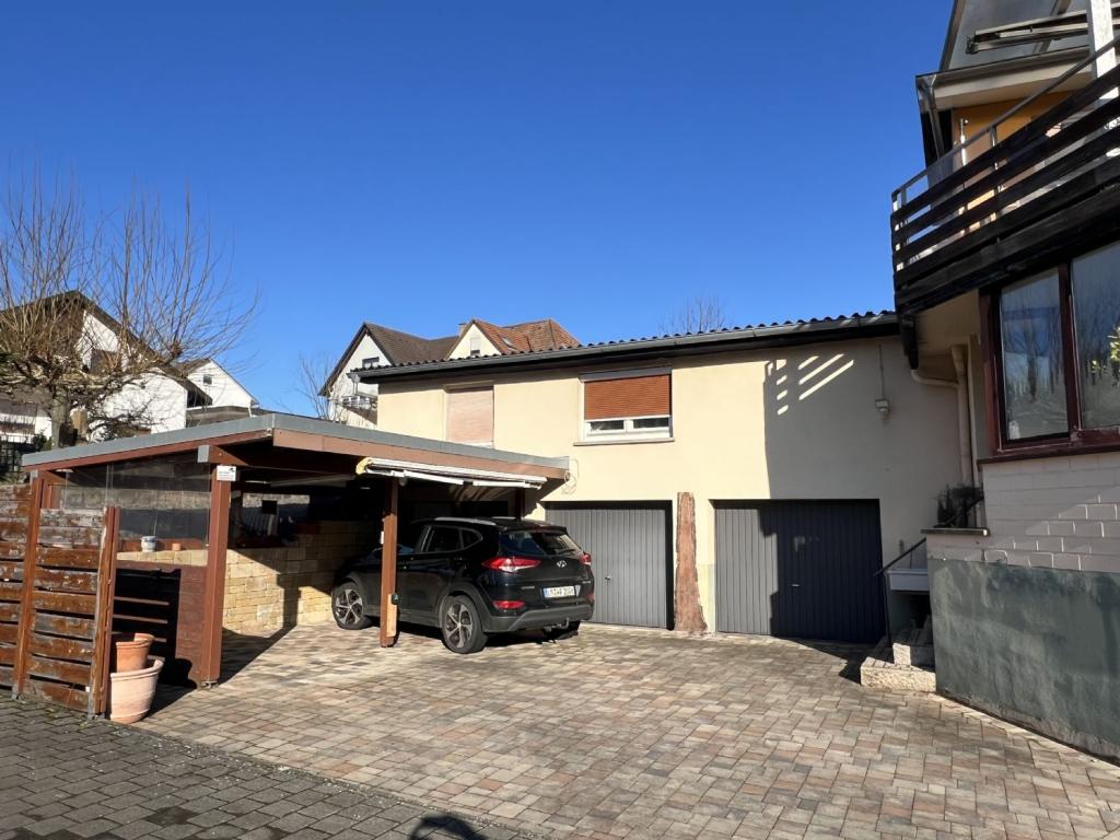 Anbau mit 2 Garagen und Carport
