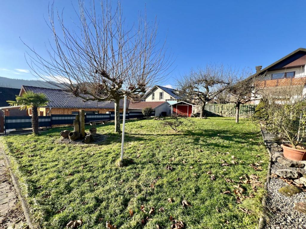 Garten mit Baugrundstück