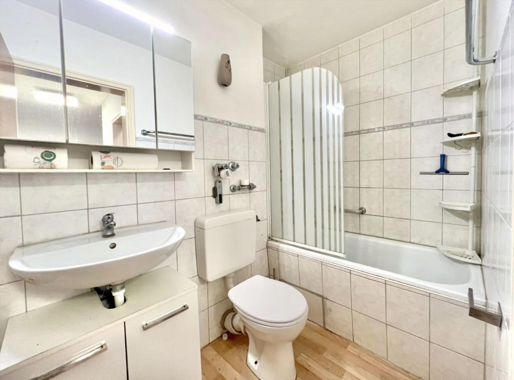 Bad mit Badewanne u. WC