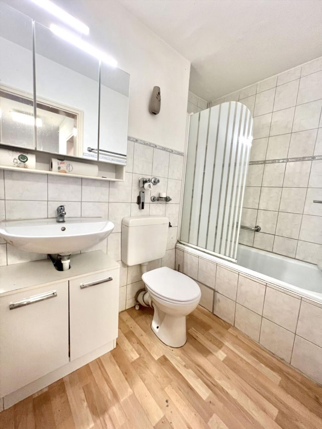 Bad mit Badewanne u. Duschwand