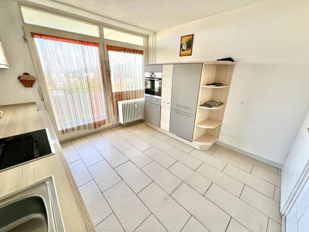 Küche mit Zugang zum Balkon