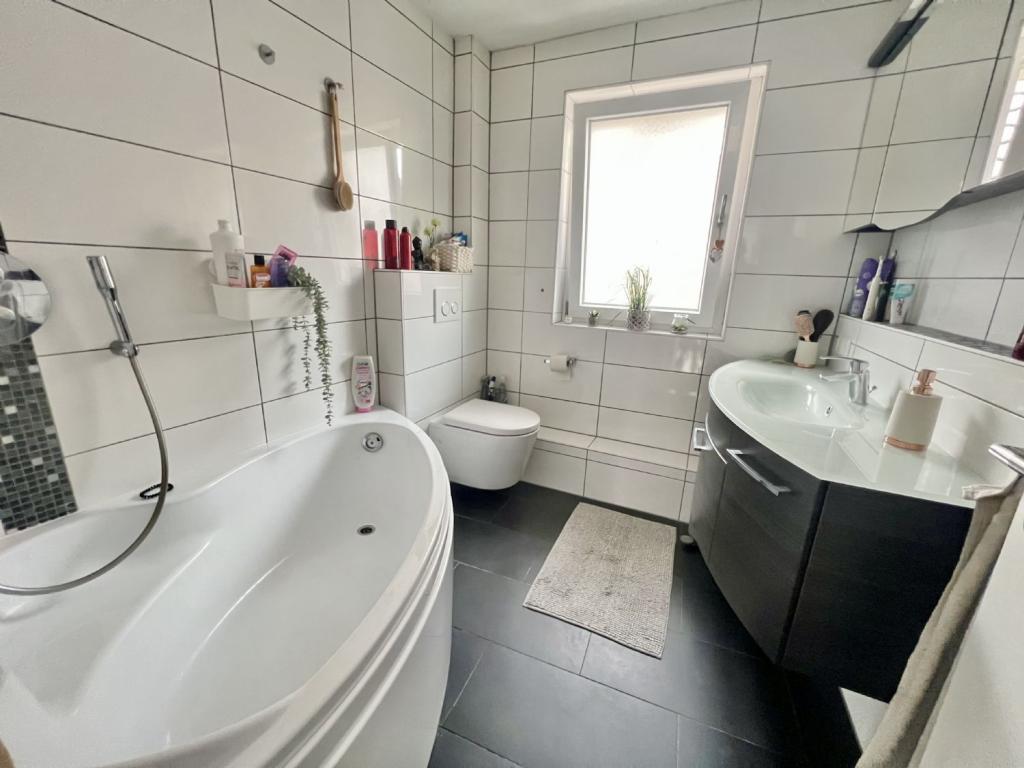 Tageslichtbad mit Badewanne