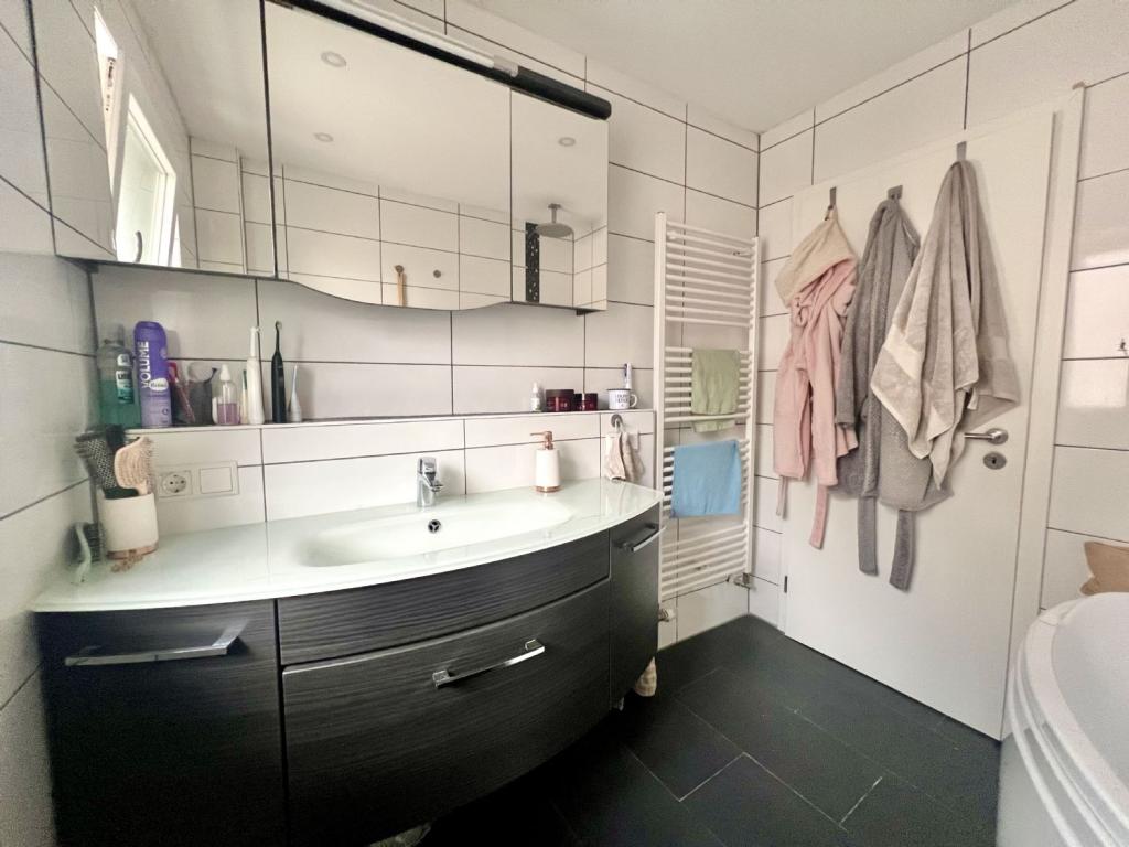 Tageslichtbad mit Spiegelschrank