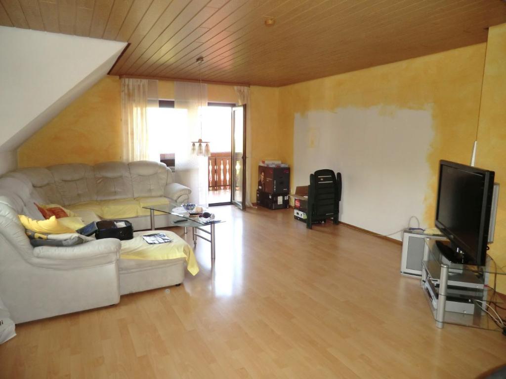 Wohnzimmer mit Zugang zum Balkon