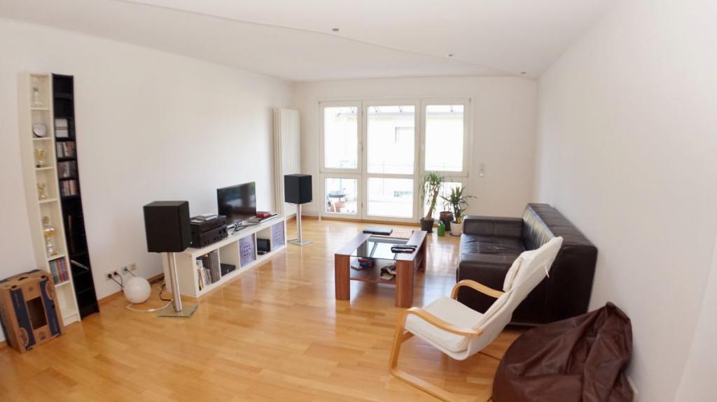 Wohnzimmer mit Zugang zum Balkon