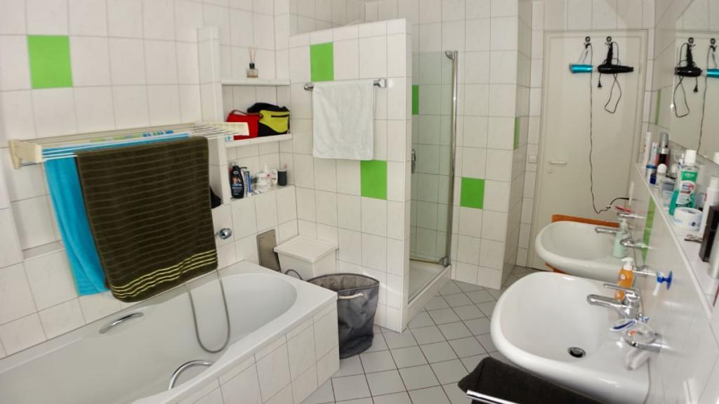 Badezimmer mit Dusche und Badewanne