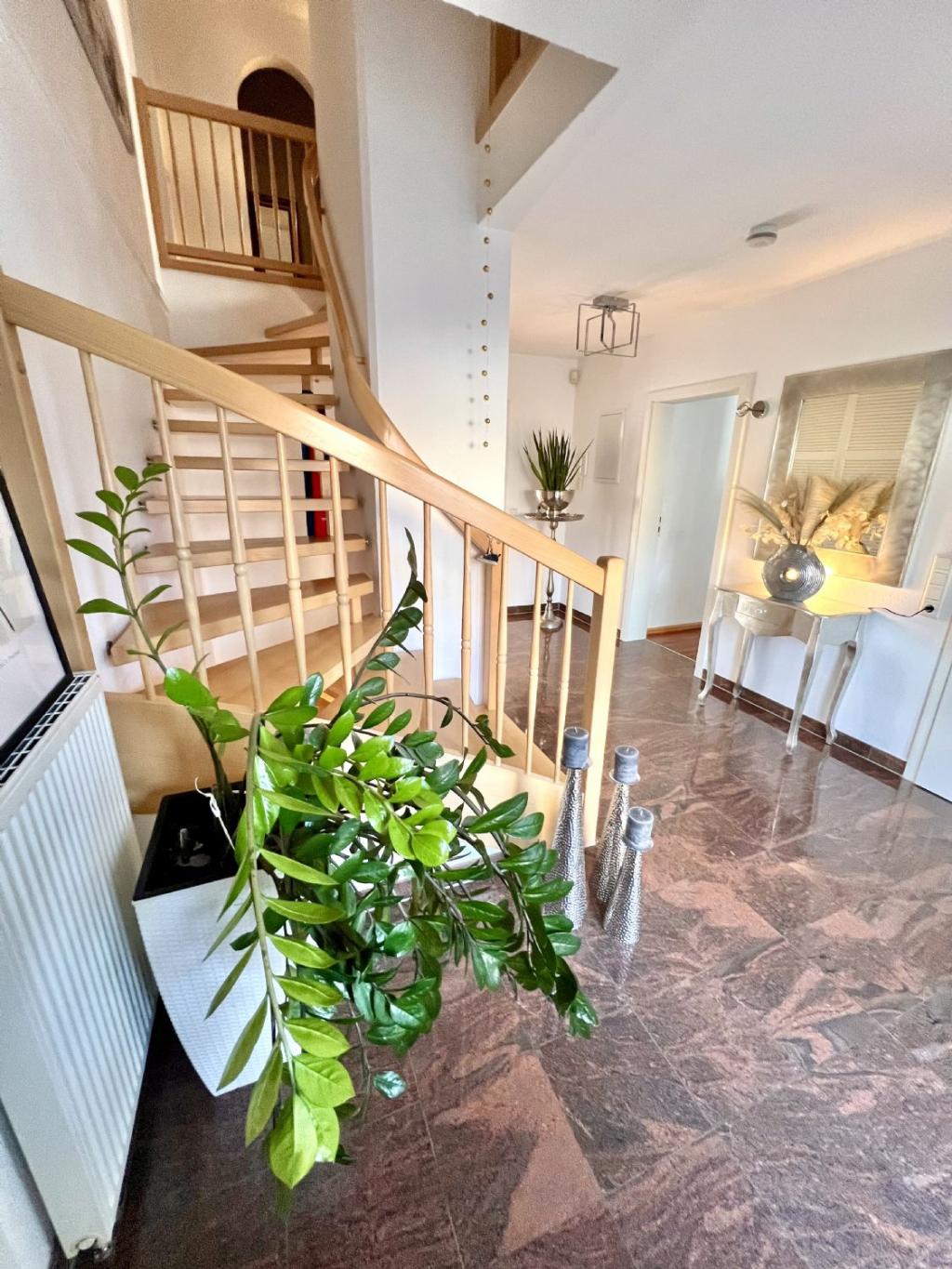 Holztreppe ins Obergeschoss