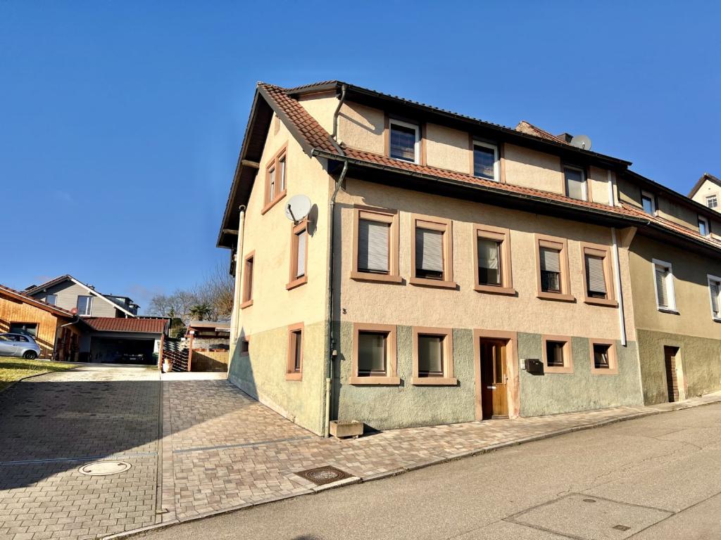 Wohnhaus mit Hofeinfahrt