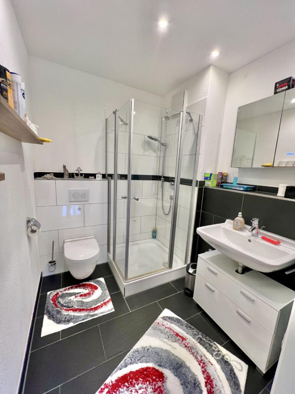 mit eigenem Duschbad