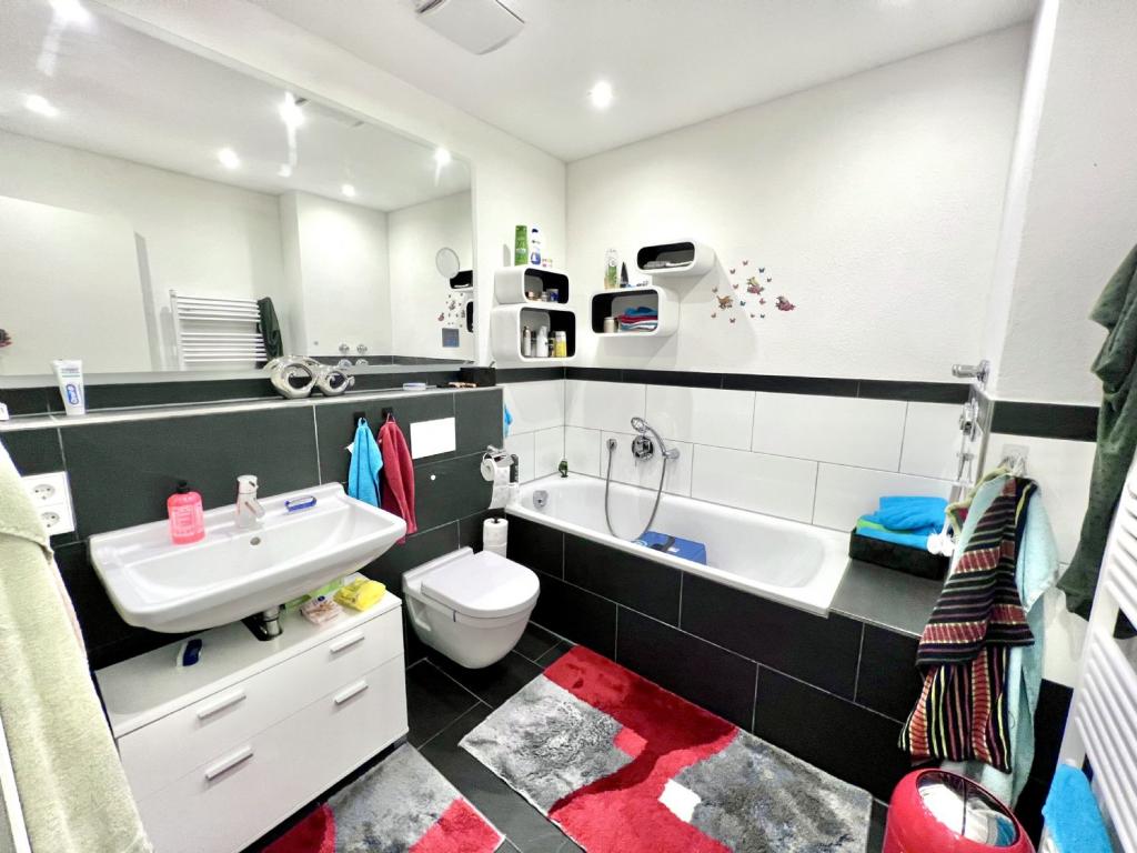 Badezimmer mit Badewanne