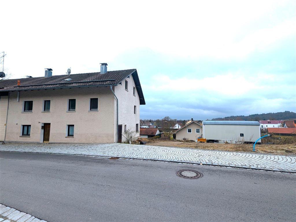 Bestandsgebäude und Baugrundstück
