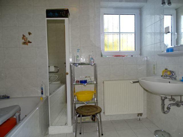 Bad mit Wanne und Fenster EG