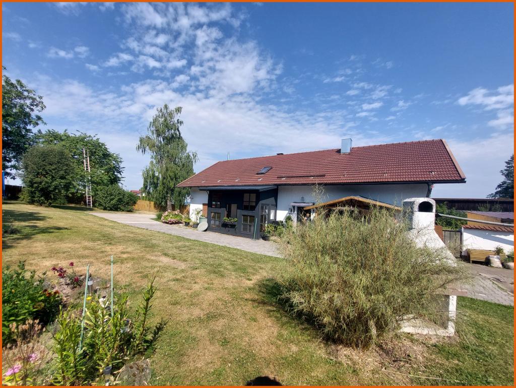 Wohnhaus mit großem Garten