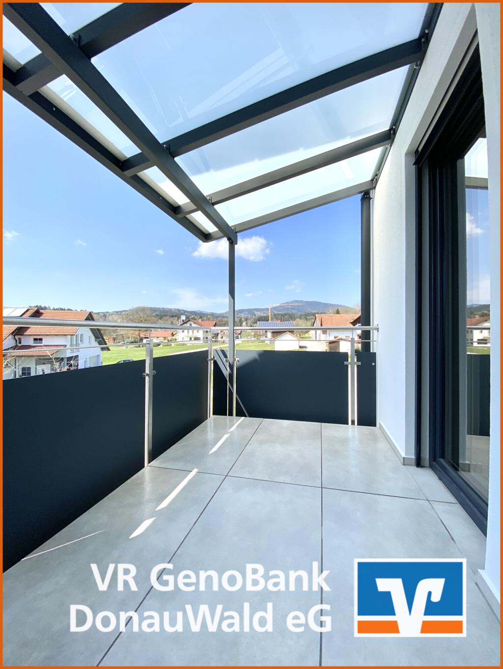 Großer, überdachter Balkon