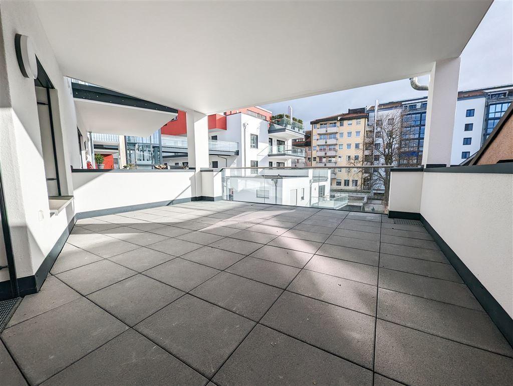 Große Terrasse mit kompletter Überdachung