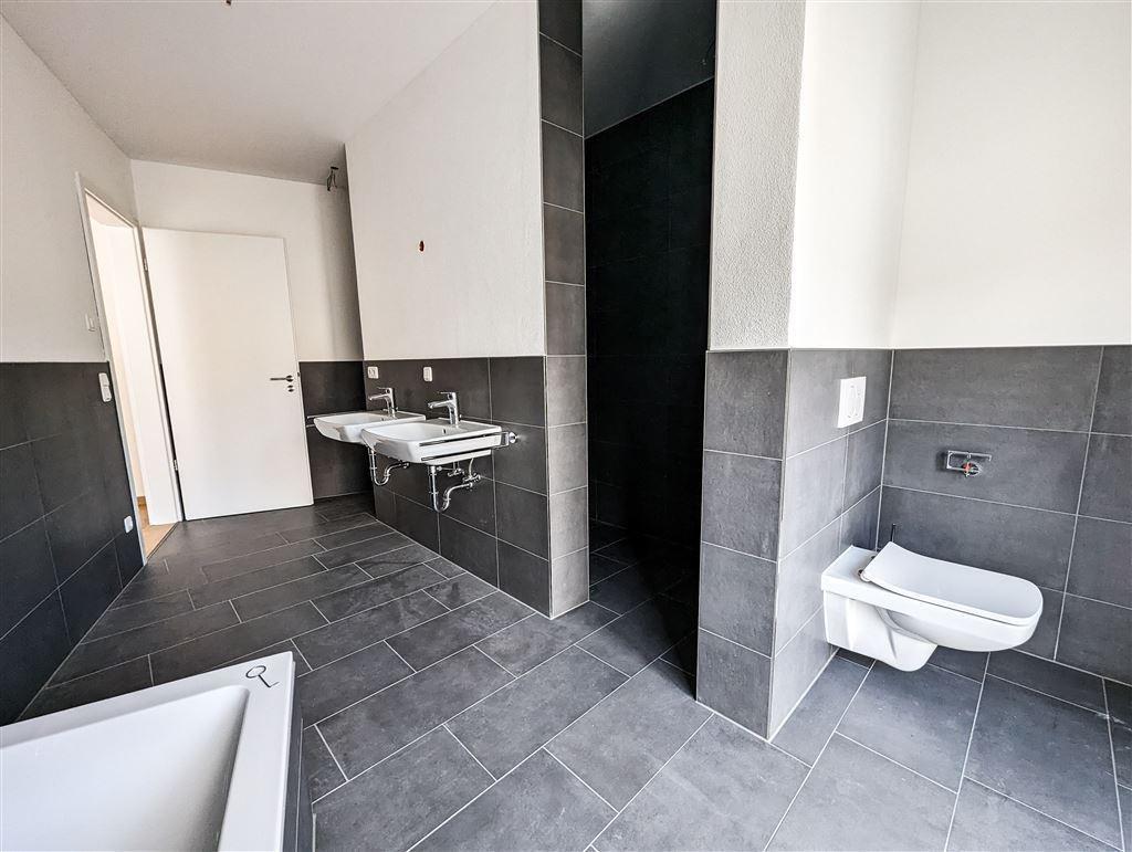 Ausstattung mit Badewanne und begehbarer Dusche