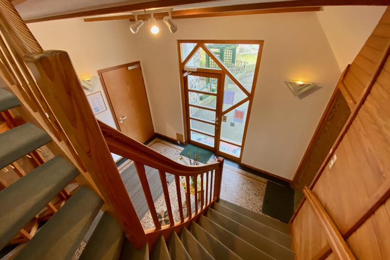 Blick von Obergeschoss in den Eingangsbereich mit Terrazzoboden