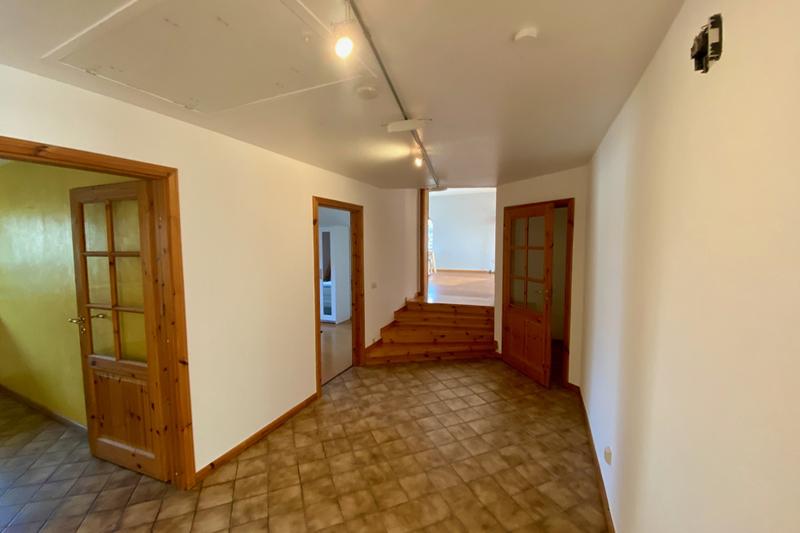 Privatwohnung - Flur mit Aufgang zum Wohnbereich