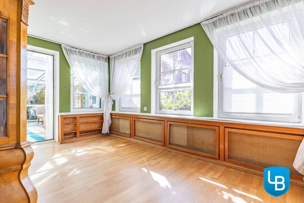 ... mit großer Fensterfront