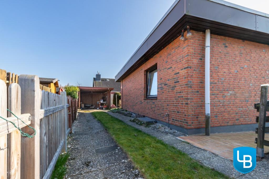 Zufahrt zum Carport 