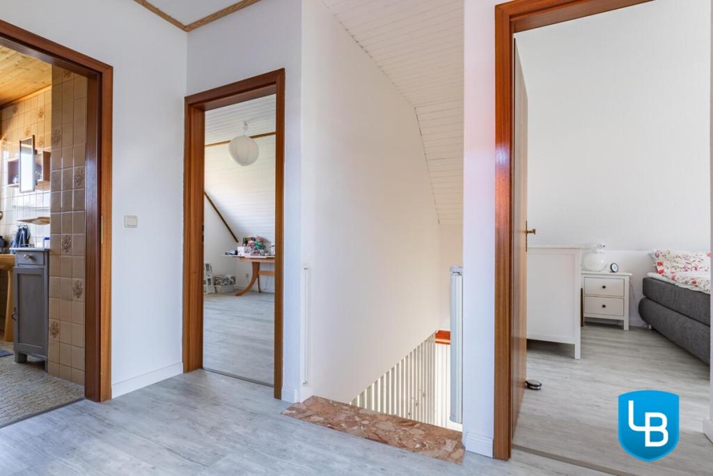 Blick in Zimmer 3 und Bad