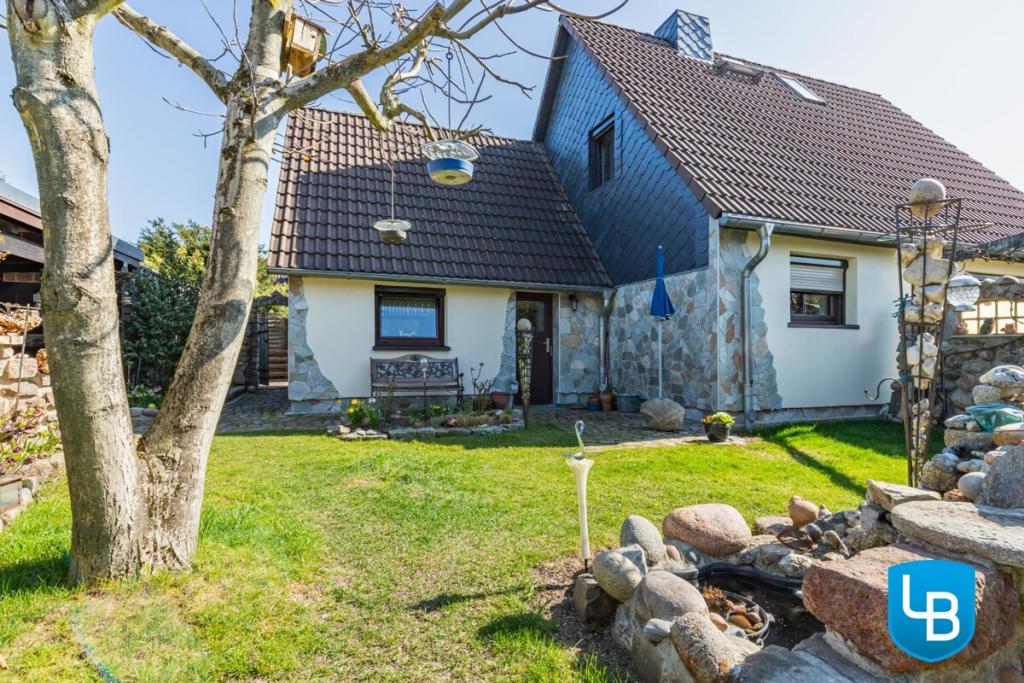Blick vom Garten zum Haus
