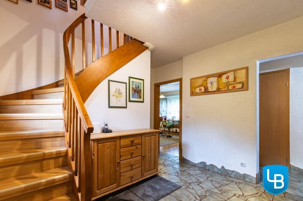 Großer Flur/ Eingangsbereich mit Treppe ins DG