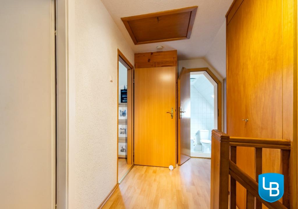 Flur mit Einbauschrank und Zugang zum Spitzboden