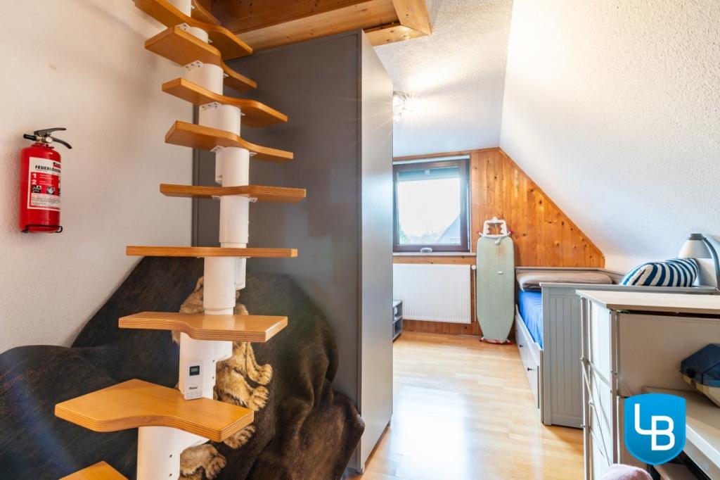 ...mit Treppe zum Spitzboden