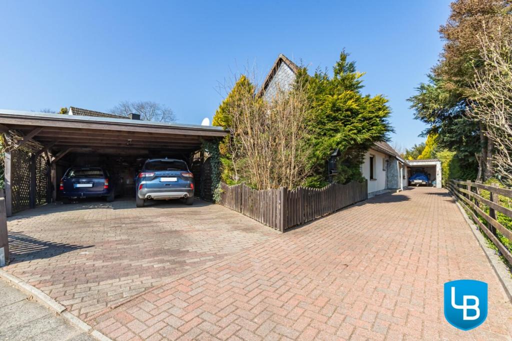 Auffahrt mit großem Carport