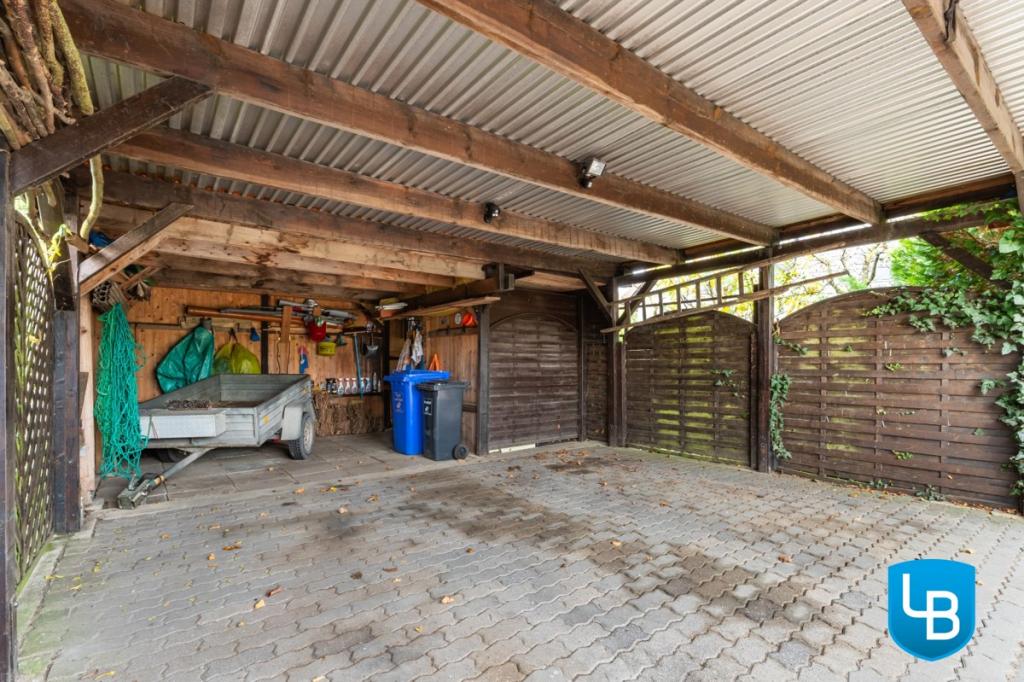 Carport mit Zugang zum Garten