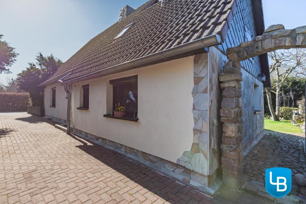 ...und Zugang durch Steintor in den Garten