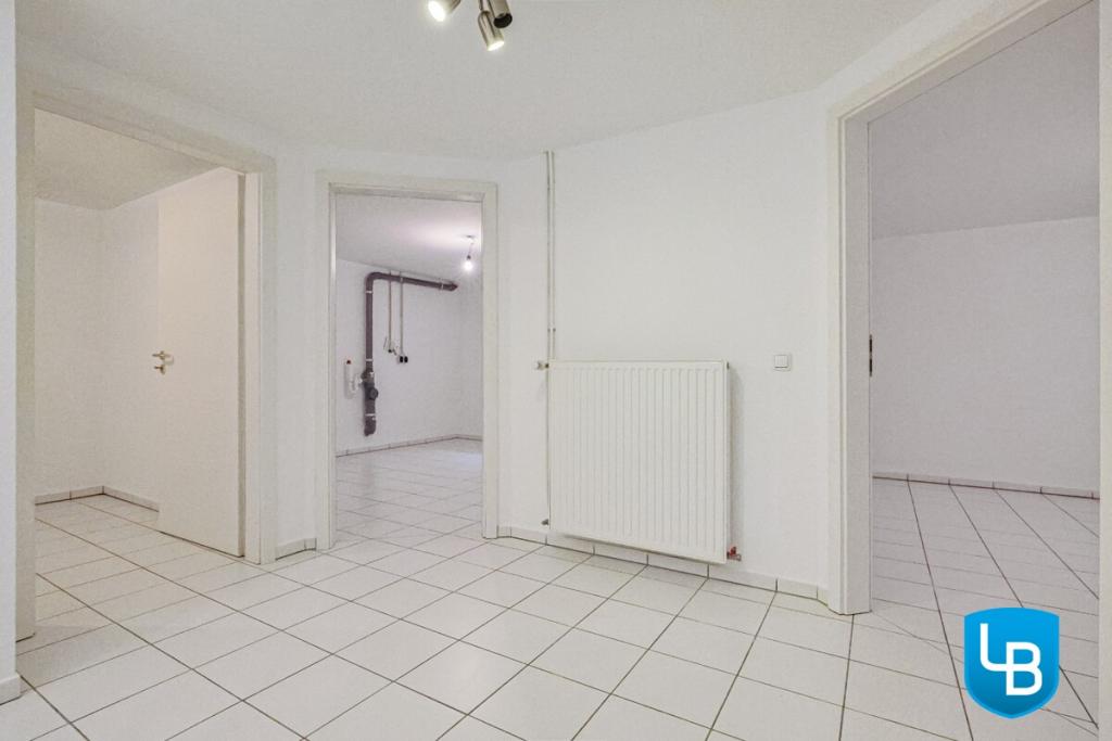 Flur im Keller mit Heizung 