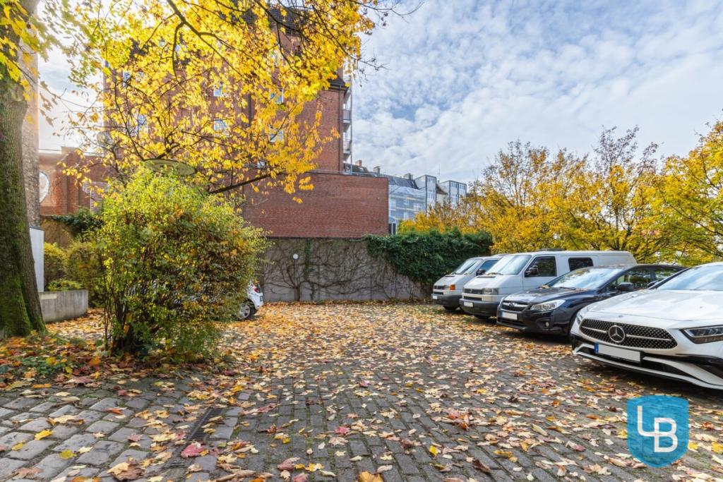 Neun Stellplätze auf dem Hof  