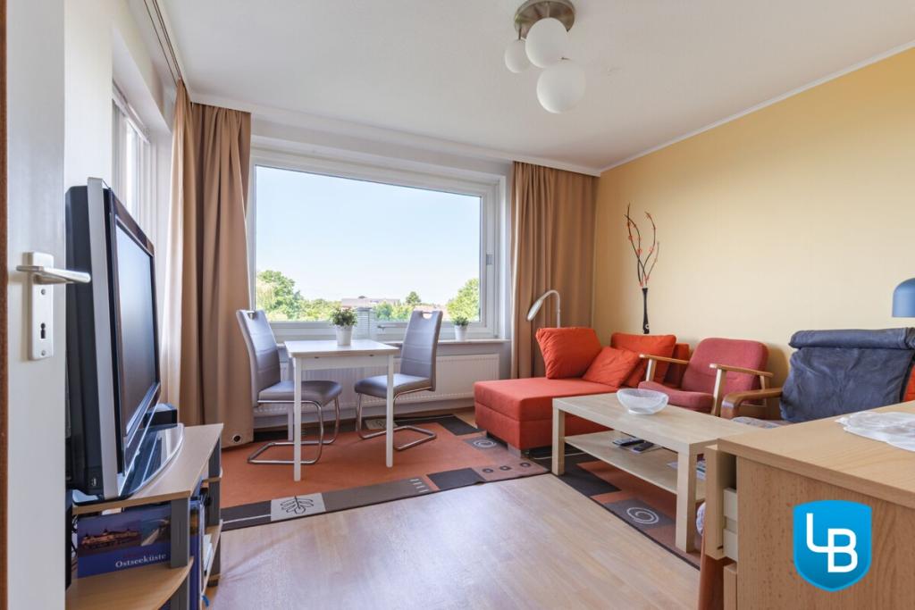 Stilvolle möblierte 2,5-Zimmer-Mietwohnung mit Balkon und Seeblick in Plön - Foto 3