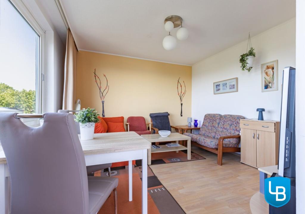 Stilvolle möblierte 2,5-Zimmer-Mietwohnung mit Balkon und Seeblick in Plön - Foto 1